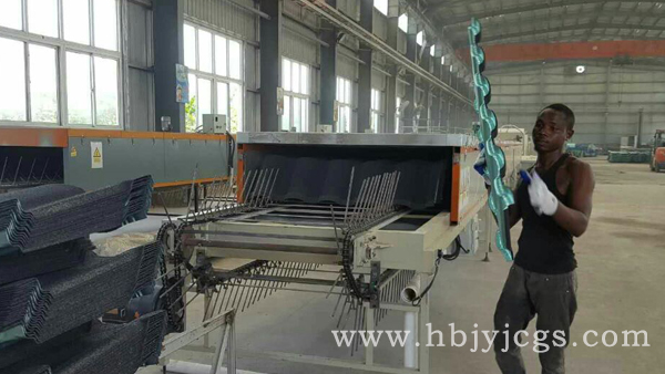 1637572735118150.jpg 尼日利亞彩石金屬瓦生產(chǎn)設(shè)備